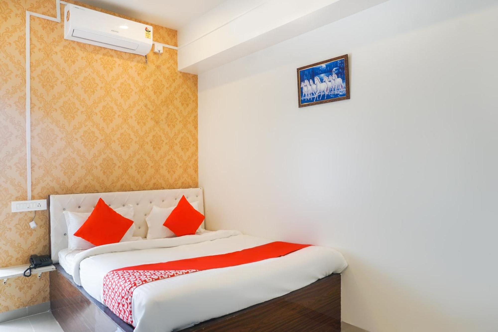 Hotel OYO 46725 Nitya Executive Phursungi Exterior foto